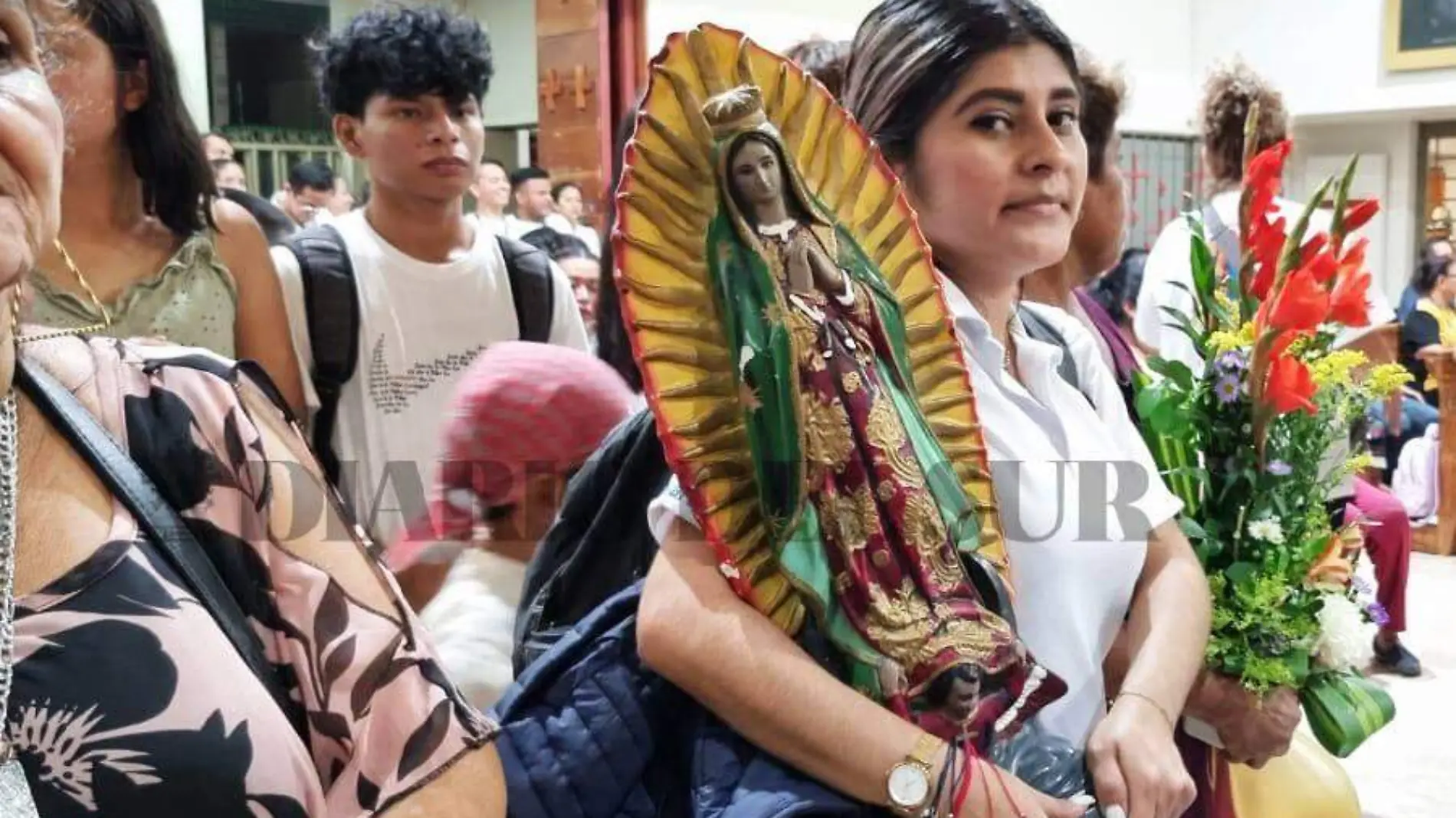 mujer cargando imagen de la Virgen